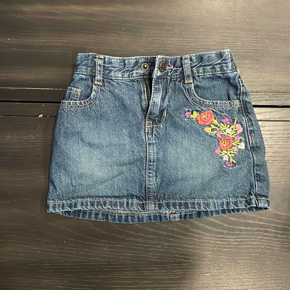 Jean skirt with floral accent